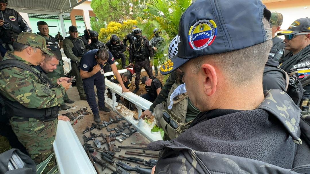 Venezuelan Interior Minister Remigio Ceballos and security agents watching part of the weapons seized during the operation to regain control of the Vista Hermosa Penitentiary Center in Ciudad Bolívar, November 6, 2023. Photo: X/@ELESPINITO.