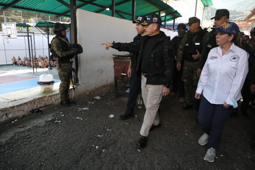 Venezuelan Interior Minister Remigio Ceballos (center) inspecting the Trujillo Prison escorted by Penitentiary Minister Celsa Bautista (right) and military officials on Wednesday, November 8, 2023. Photo: X/@CelsaBautistaO.