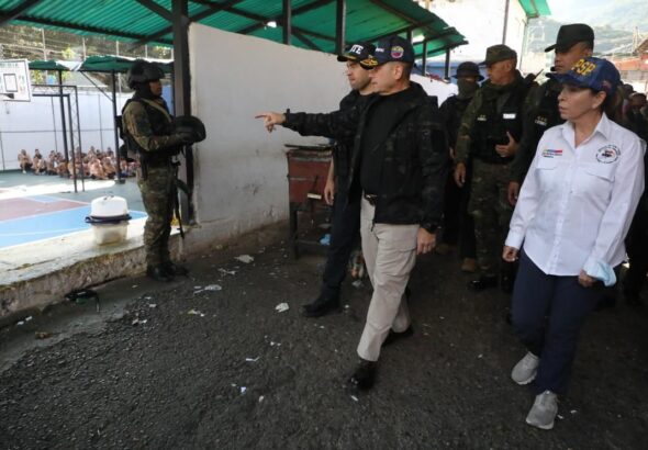 Venezuelan Interior Minister Remigio Ceballos (center) inspecting the Trujillo Prison escorted by Penitentiary Minister Celsa Bautista (right) and military officials on Wednesday, November 8, 2023. Photo: X/@CelsaBautistaO.