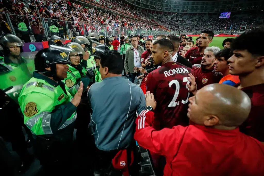 Peruvian police confronting Venezuelan national soccer team players just for throwing t-shirts to their fans at the end of the World Cup qualification match, in Lima, PerĂş, this Tuesday, November 21, 2023. Photo: AFP/Getty Images.
