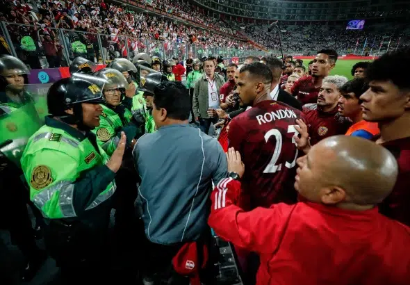 Peruvian police confronting Venezuelan national soccer team players just for throwing t-shirts to their fans at the end of the World Cup qualification match, in Lima, Perú, this Tuesday, November 21, 2023. Photo: AFP/Getty Images.