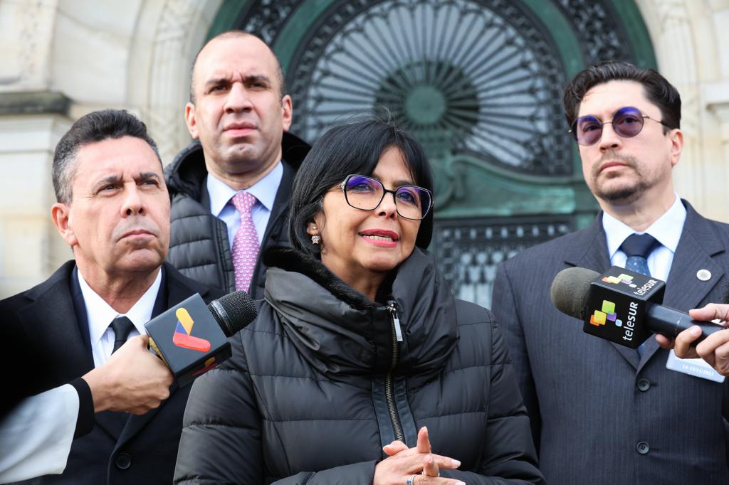 Venezuelan Vice President Delcy Rodriguez issuing a statement to the press with part of the Venezuelan delegation, including UN ambassador Samuel Moncada. Photo: X/@Mippcivzla.