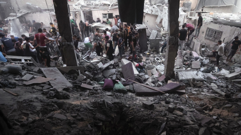 Palestinians look for survivors under the rubble of a destroyed house following an Israeli airstrike in Khan Younis refugee camp, southern Gaza Strip, on November 13, 2023. Photo: AP.