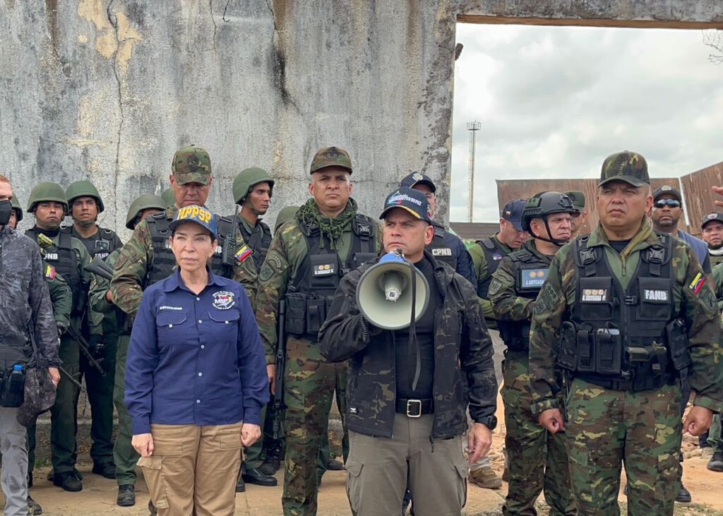 Venezuelan Interior Minister Remigio Ceballos (center), accompanied by Minister of the Penitentiary System Celsa Bautista (left) and police and military personnel, speaks outside the La Cuarta prison, Yaracuy state, November 10, 2032. Photo: Últimas Noticias.