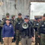 Venezuelan Interior Minister Remigio Ceballos (center), accompanied by Minister of the Penitentiary System Celsa Bautista (left) and police and military personnel, speaks outside the La Cuarta prison, Yaracuy state, November 10, 2032. Photo: Últimas Noticias.