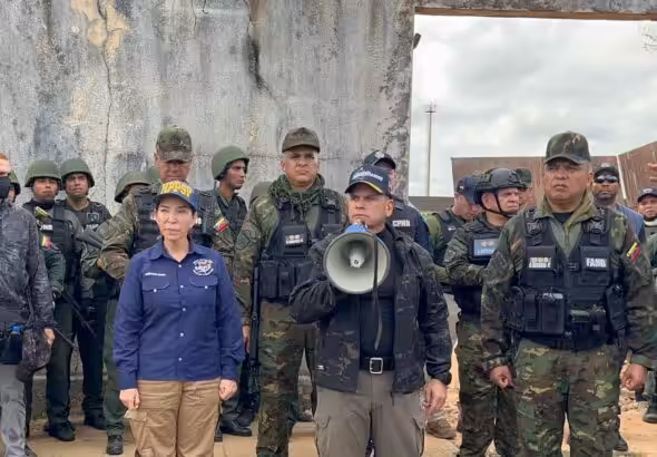 Venezuelan Interior Minister Remigio Ceballos (center), accompanied by Minister of the Penitentiary System Celsa Bautista (left) and police and military personnel, speaks outside the La Cuarta prison, Yaracuy state, November 10, 2032. Photo: Últimas Noticias.