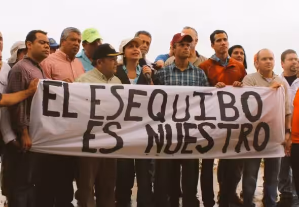 Henrique Capriles, María Corina Machado, Juan Guaidó, and other opposition politicians in Eterimbán, Essequibo, holding a banner stating "The Essequibo is ours," in 2013. Photo: Twitter/@MariaCorinaYA.