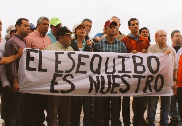 Henrique Capriles, María Corina Machado, Juan Guaidó, and other opposition politicians in Eterimbán, Essequibo, holding a banner stating "The Essequibo is ours," in 2013. Photo: Twitter/@MariaCorinaYA.
