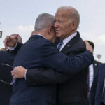 US President Joe Biden warmly hugs Israeli Prime Minister Benjamin Netanyahu after arriving at Ben Gurion International Airport on Wednesday, October 18. 2023. Photo: Evan Vucci/AP/File photo.