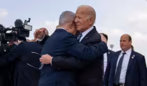 US President Joe Biden warmly hugs Israeli Prime Minister Benjamin Netanyahu after arriving at Ben Gurion International Airport on Wednesday, October 18. 2023. Photo: Evan Vucci/AP/File photo.