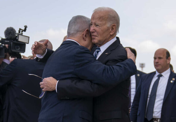 US President Joe Biden warmly hugs Israeli Prime Minister Benjamin Netanyahu after arriving at Ben Gurion International Airport on Wednesday, October 18. 2023. Photo: Evan Vucci/AP/File photo.