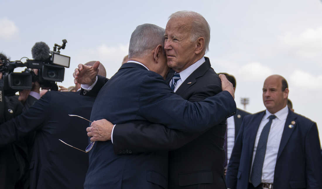 US President Joe Biden warmly hugs Israeli Prime Minister Benjamin Netanyahu after arriving at Ben Gurion International Airport on Wednesday, October 18. 2023. Photo: Evan Vucci/AP/File photo.