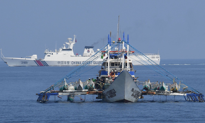 Chinese coast guard (back) conducts patrol missions in the waters near Huangyan Island in the South China Sea on September 20, 2023. Photo: VCG.