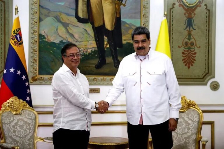 The president of Colombia, Gustavo Petro (left), and the president of Venezuela, Nicolás Maduro (right) shake hands in Miraflores Palace, Caracas, March 2023. File photo.