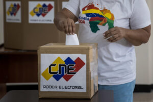 Voter casting paper ballot during referendum drill on the Essequibo territory dispute held in Venezuela on Sunday, November 19, 2023. Photo: Miguel Gutierrez/EFE.