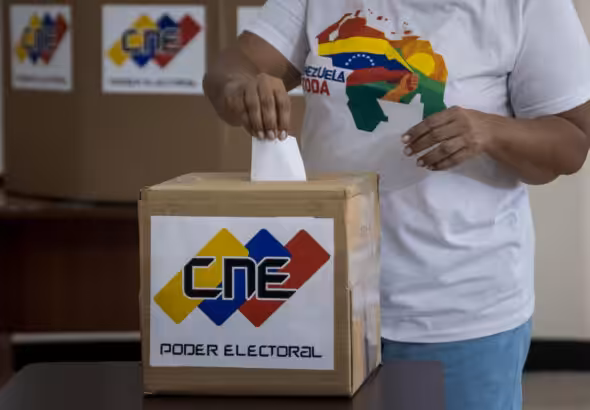 Voter casting paper ballot during referendum drill on the Essequibo territory dispute held in Venezuela on Sunday, November 19, 2023. Photo: Miguel Gutierrez/EFE.