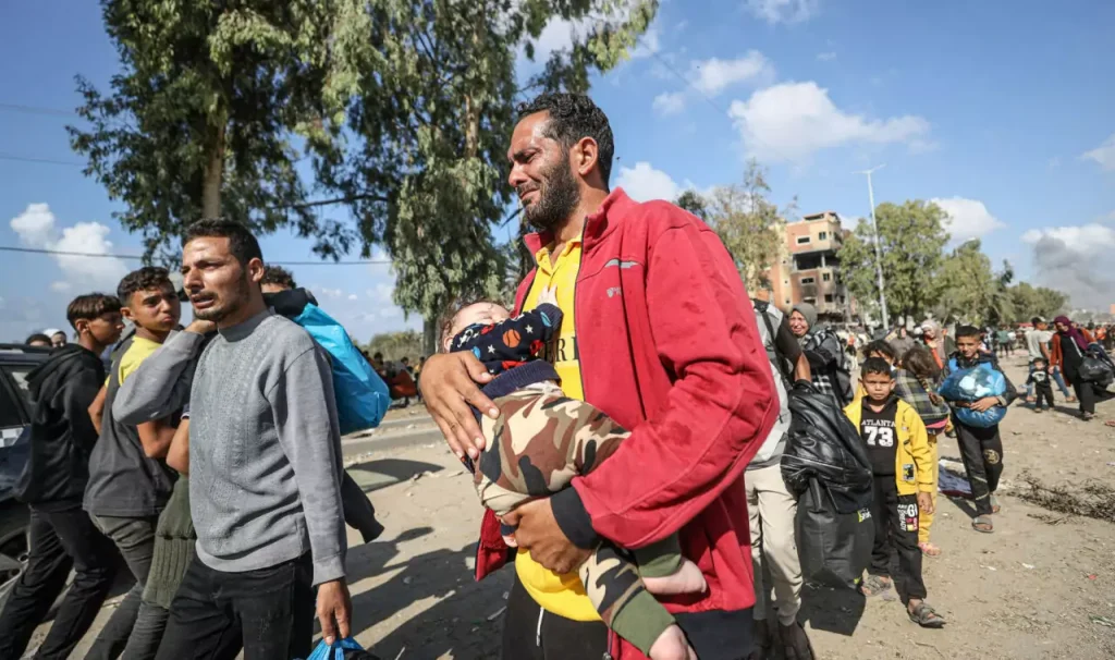 Palestinians in Gaza flee south. Photo: Mustafa Hassona/Anadolu via Getty.