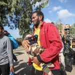 Palestinians in Gaza flee south. Photo: Mustafa Hassona/Anadolu via Getty.