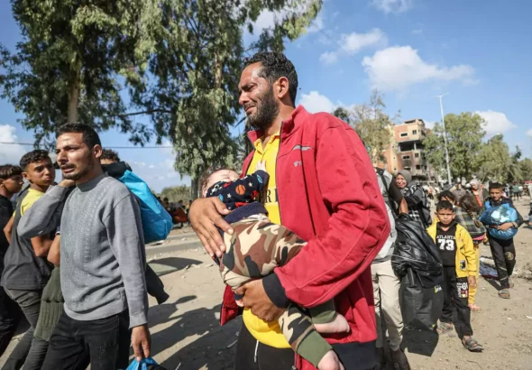 Palestinians in Gaza flee south. Photo: Mustafa Hassona/Anadolu via Getty.