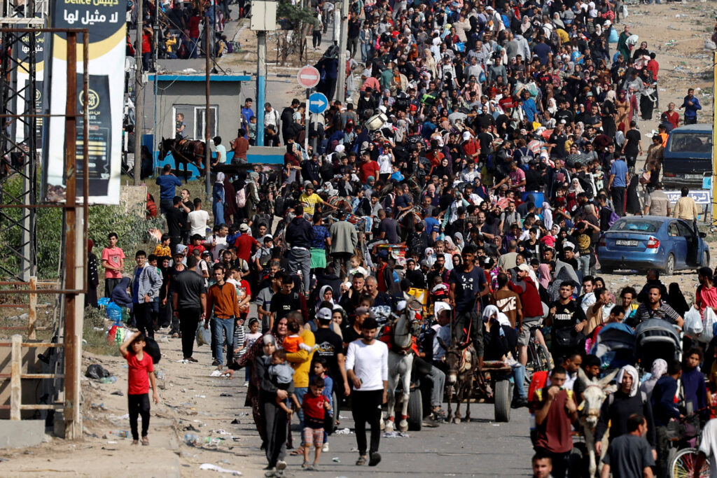 Palestinians fleeing north Gaza walk towards the south, in the central Gaza Strip, November 9. Photo: Mohammed Salem/Reuters.