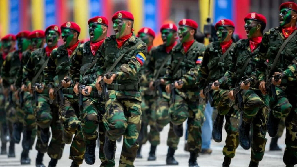 Dozens of soldiers from the Venezuelan Bolivarian Armed Force (FANB) marching in a military parade. Photo: AFP/File photo.