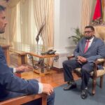 Leandro Prazeres, BBC Brazil journalist, interviewing the president of Guyana, Irfaan Ali. Photo: BBC.