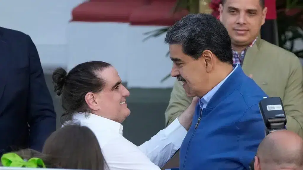 Venezuelan President Nicolas Maduro welcoming the Venezuelan diplomat Alex Saab upon his arrival to Miraflores Palace after his release from US captivity. Photo: AP.