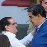 Venezuelan President Nicolas Maduro welcoming the Venezuelan diplomat Alex Saab upon his arrival to Miraflores Palace after his release from US captivity. Photo: AP.