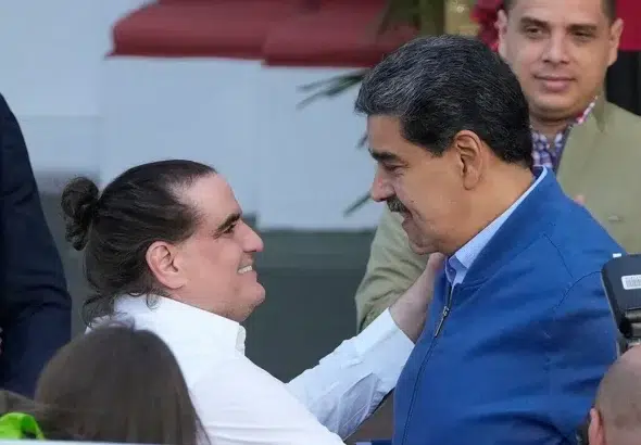Venezuelan President Nicolas Maduro welcoming the Venezuelan diplomat Alex Saab upon his arrival to Miraflores Palace after his release from US captivity. Photo: AP.