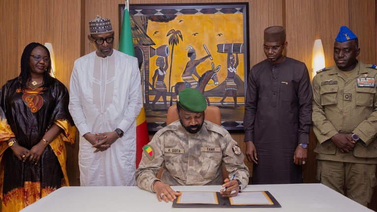 Assimi Goïta (Center) when he signed the Liptako-Gourma Charter with the Heads of State of Burkina Faso and Niger, September 16, 2023. Photo: X/@GoitaAssimi.