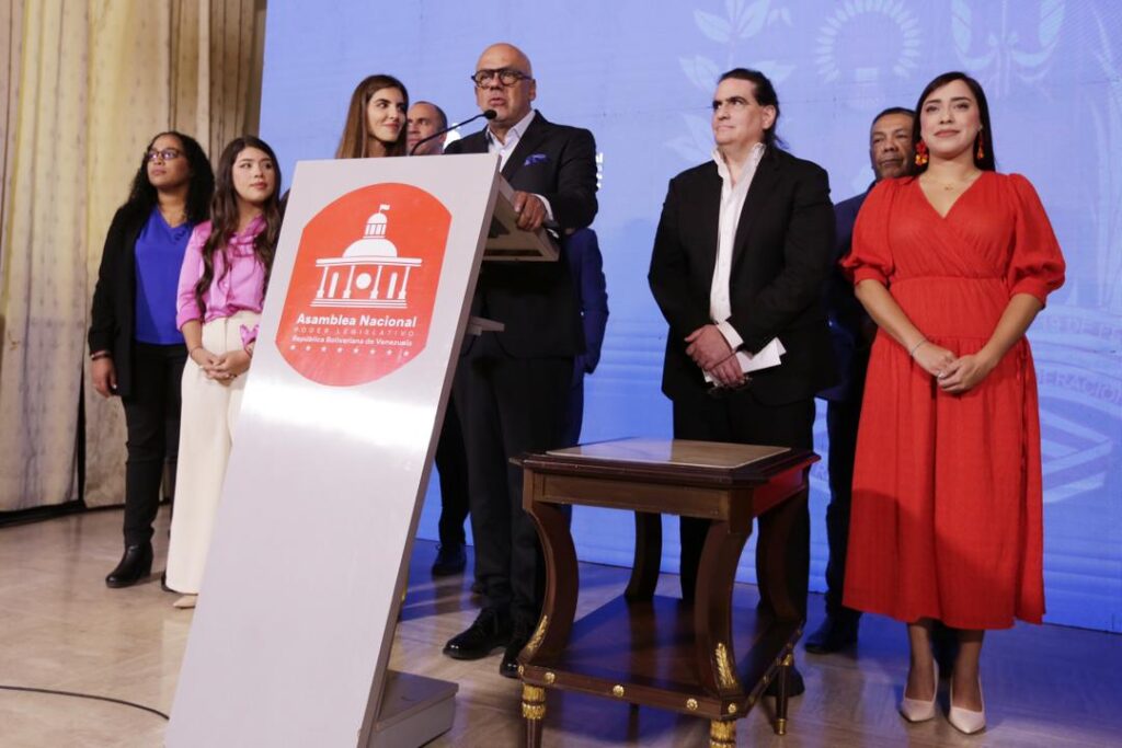 Venezuelan National Assembly President Jorge Rodríguez, accompanied by freed diplomat Alex Saab and his wife Camilla Fabri, holds a press conference at the Federal Legislative Palace, Caracas, December 21, 2023. Photo: RedRadioVE.