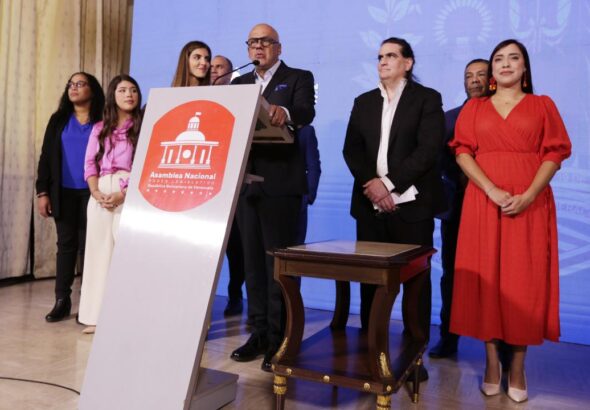Venezuelan National Assembly President Jorge Rodríguez, accompanied by freed diplomat Alex Saab and his wife Camilla Fabri, holds a press conference at the Federal Legislative Palace, Caracas, December 21, 2023. Photo: RedRadioVE.