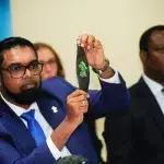 Guyanese President Mohamed Irfaan Ali displays a bracelet with a map of Guyana while addressing the media after the meeting with Venezuelan President Nicolas Maduro in Kingstown, Saint Vincent and the Grenadines, December 14, 2023. Photo: Robertson S. Henry/Reuters.