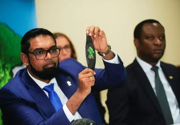 Guyanese President Mohamed Irfaan Ali displays a bracelet with a map of Guyana while addressing the media after the meeting with Venezuelan President Nicolas Maduro in Kingstown, Saint Vincent and the Grenadines, December 14, 2023. Photo: Robertson S. Henry/Reuters.