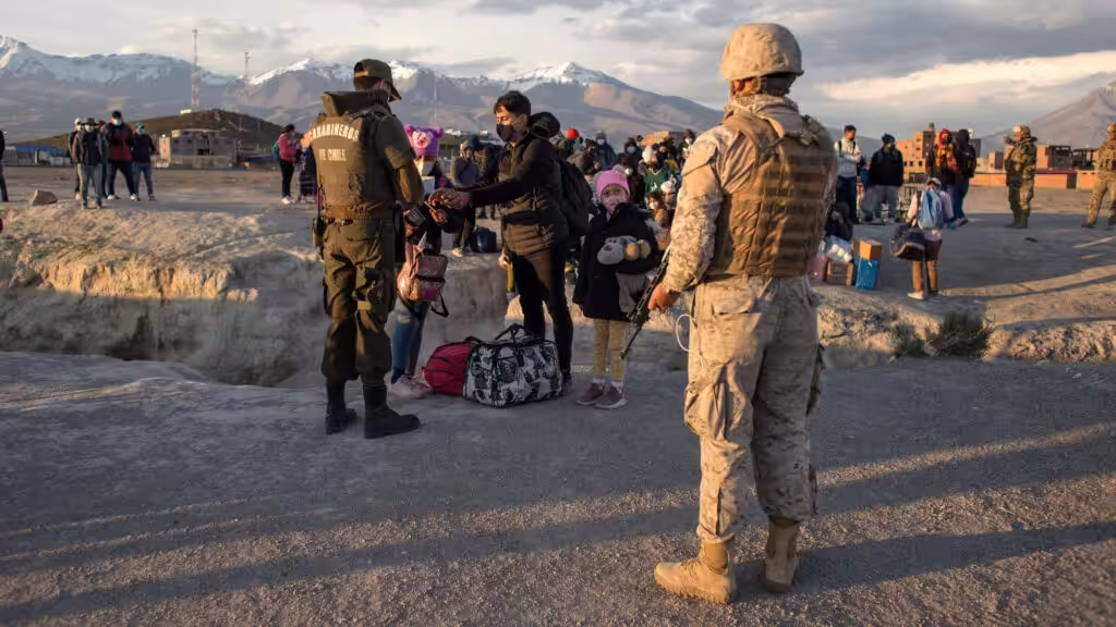Chilean police check the belongings of migrants close to the Chile-Bolivia border. Photo: El País/Diego Reyes.