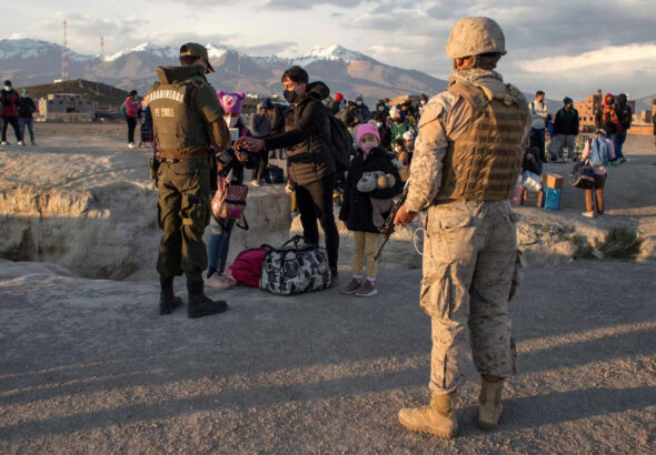 Chilean police check the belongings of migrants close to the Chile-Bolivia border. Photo: El País/Diego Reyes.
