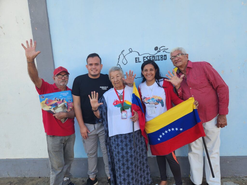 Venezuelan activist and indigenous leader Noelí Pocaterra (in the middle), accompanied by four voters on the day of the Essequibo referendum on December 3, 2023. Photo: X/@Noeli_Pocaterra