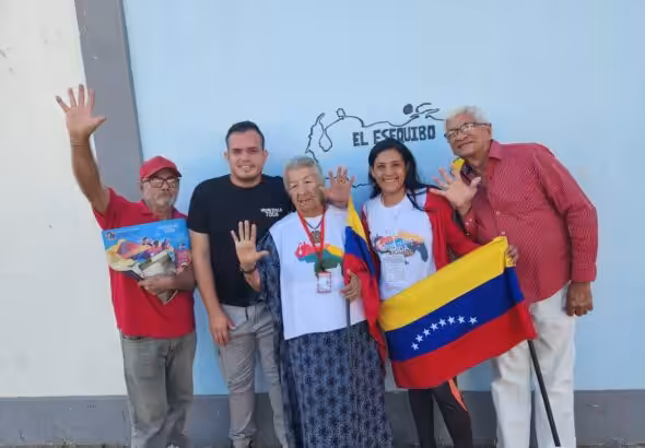 Venezuelan activist and indigenous leader Noelí Pocaterra (in the middle), accompanied by four voters on the day of the Essequibo referendum on December 3, 2023. Photo: X/@Noeli_Pocaterra