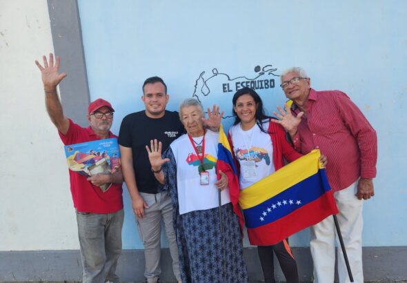 Venezuelan activist and indigenous leader Noelí Pocaterra (in the middle), accompanied by four voters on the day of the Essequibo referendum on December 3, 2023. Photo: X/@Noeli_Pocaterra