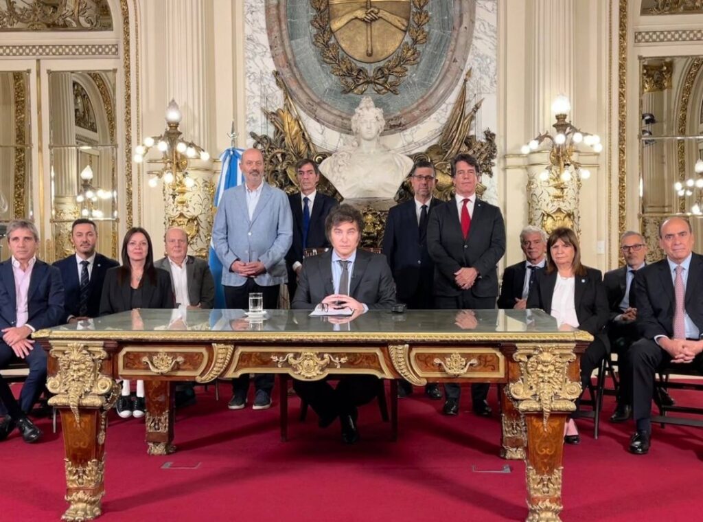 The president of Argentina, Javier Milei, accompanied by various cabinet ministers, announcing the Decree of Necessity and Urgency in Casa Rosada, Buenos Aires, on Wednesday, December 20, 2023. Photo: Presidency of Argentina.
