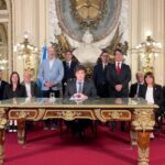 The president of Argentina, Javier Milei, accompanied by various cabinet ministers, announcing the Decree of Necessity and Urgency in Casa Rosada, Buenos Aires, on Wednesday, December 20, 2023. Photo: Presidency of Argentina.