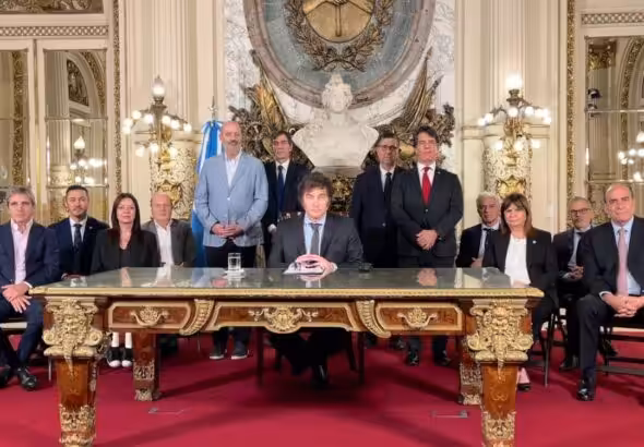 The president of Argentina, Javier Milei, accompanied by various cabinet ministers, announcing the Decree of Necessity and Urgency in Casa Rosada, Buenos Aires, on Wednesday, December 20, 2023. Photo: Presidency of Argentina.