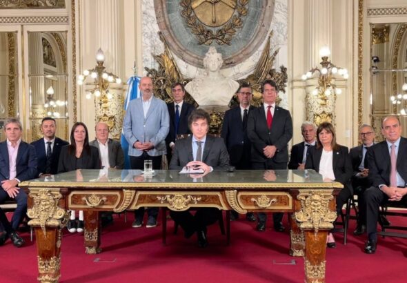 The president of Argentina, Javier Milei, accompanied by various cabinet ministers, announcing the Decree of Necessity and Urgency in Casa Rosada, Buenos Aires, on Wednesday, December 20, 2023. Photo: Presidency of Argentina.