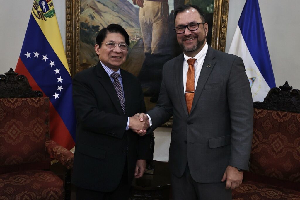 Nicaraguan Foreign Affairs Minister Denis Moncada (left) and Venezuelan Foreign Minister Yván Gil (right) shake hands, Caracas, December 2, 2023. Photo: X/@yvangil.