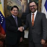 Nicaraguan Foreign Affairs Minister Denis Moncada (left) and Venezuelan Foreign Minister Yván Gil (right) shake hands, Caracas, December 2, 2023. Photo: X/@yvangil.