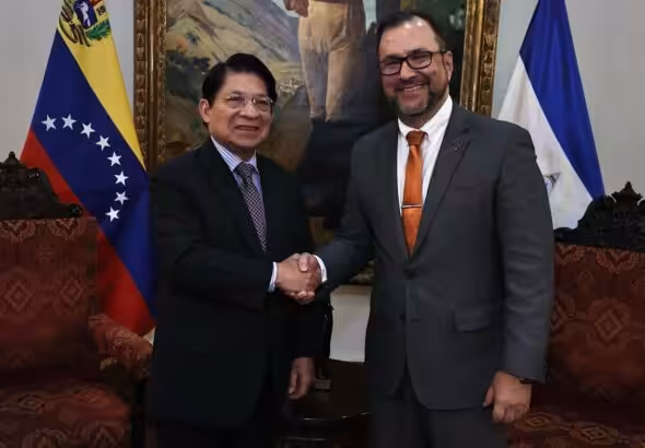 Nicaraguan Foreign Affairs Minister Denis Moncada (left) and Venezuelan Foreign Minister Yván Gil (right) shake hands, Caracas, December 2, 2023. Photo: X/@yvangil.