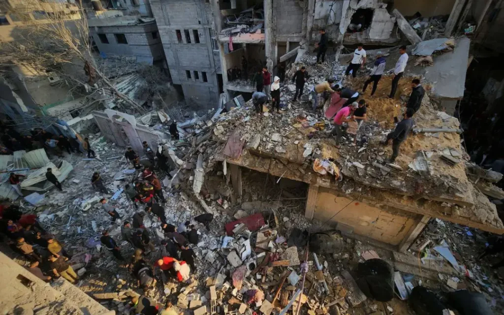People search for casualties in the Gaza neighborhood of Jabaliya on Nov 4, 2023, following Israeli airstrikes over the previous few days. Photo: Anas Al-Shareef/Reuters.