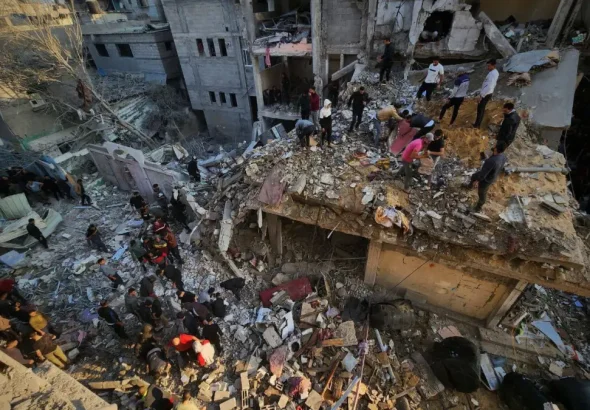 People search for casualties in the Gaza neighborhood of Jabaliya on Nov 4, 2023, following Israeli airstrikes over the previous few days. Photo: Anas Al-Shareef/Reuters.