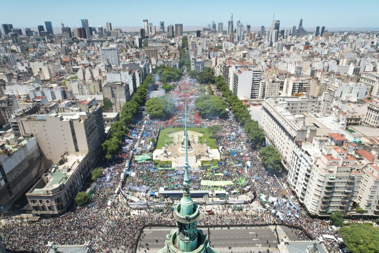 Aerial view of the first massive demonstration against Argentinian President Javier Milei's neoliberal package on Wednesday, January 24, 2024. Photo: Matias Cervilla/Tiempo.