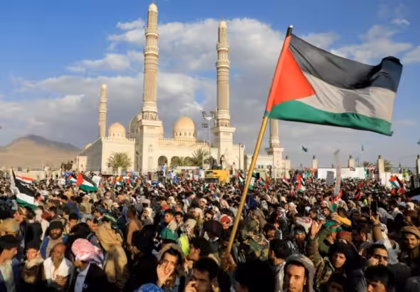 Demonstrators, one holding a Palestinian flag, rally in solidarity with Palestine in front of Masjid Al-Saleh Mosque in Sana’a, Yemen on January 5, 2024. Photo: AFP.